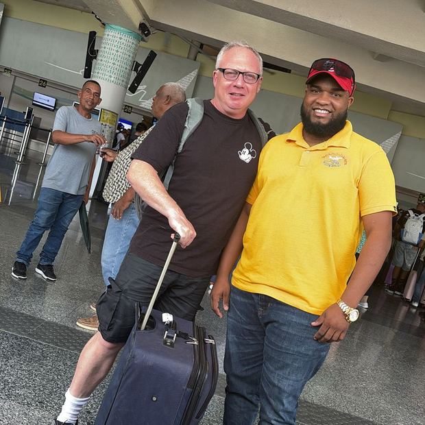 Roque Luis meeting a client with luggage at the airport