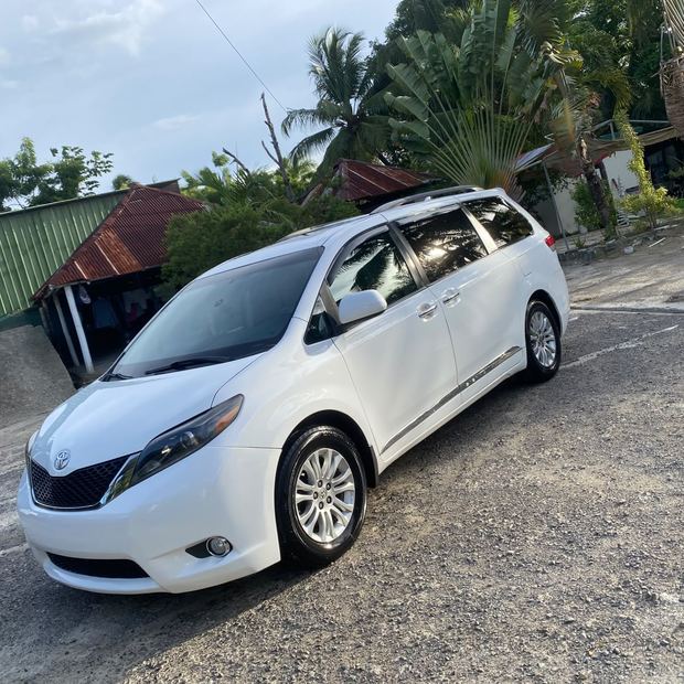 Toyota Sienna van used for airport transfers in Cabarete